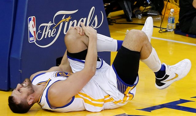 Bogut se perderá los juegos definitivos de la serie final de la NBA. (Foto Prensa Libre: AP)
