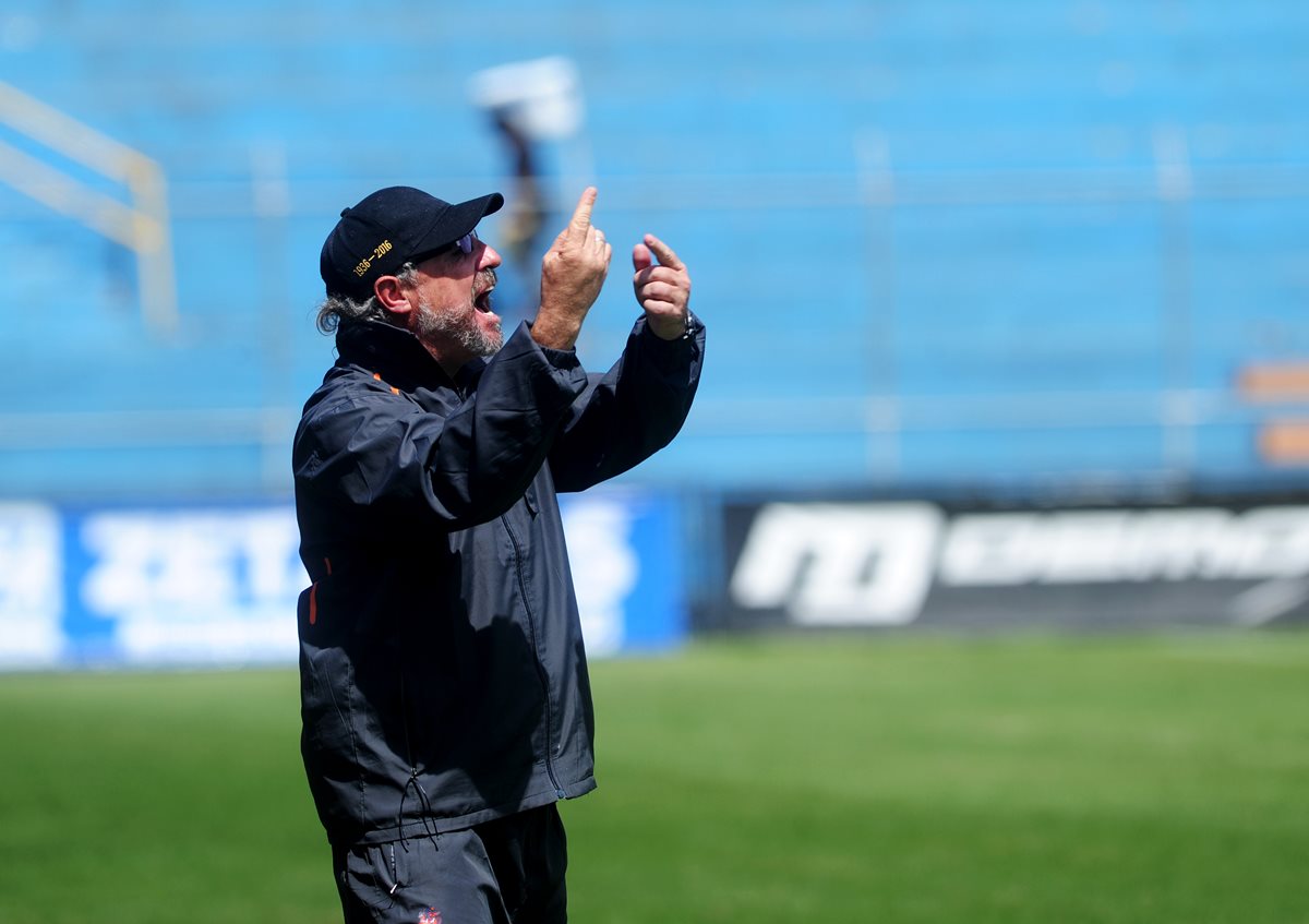 Gustavo Machaín intentó modificar su plan de juego, pero reaccionó muy tarde. (Foto Prensa Libre: Edwin Fajardo)