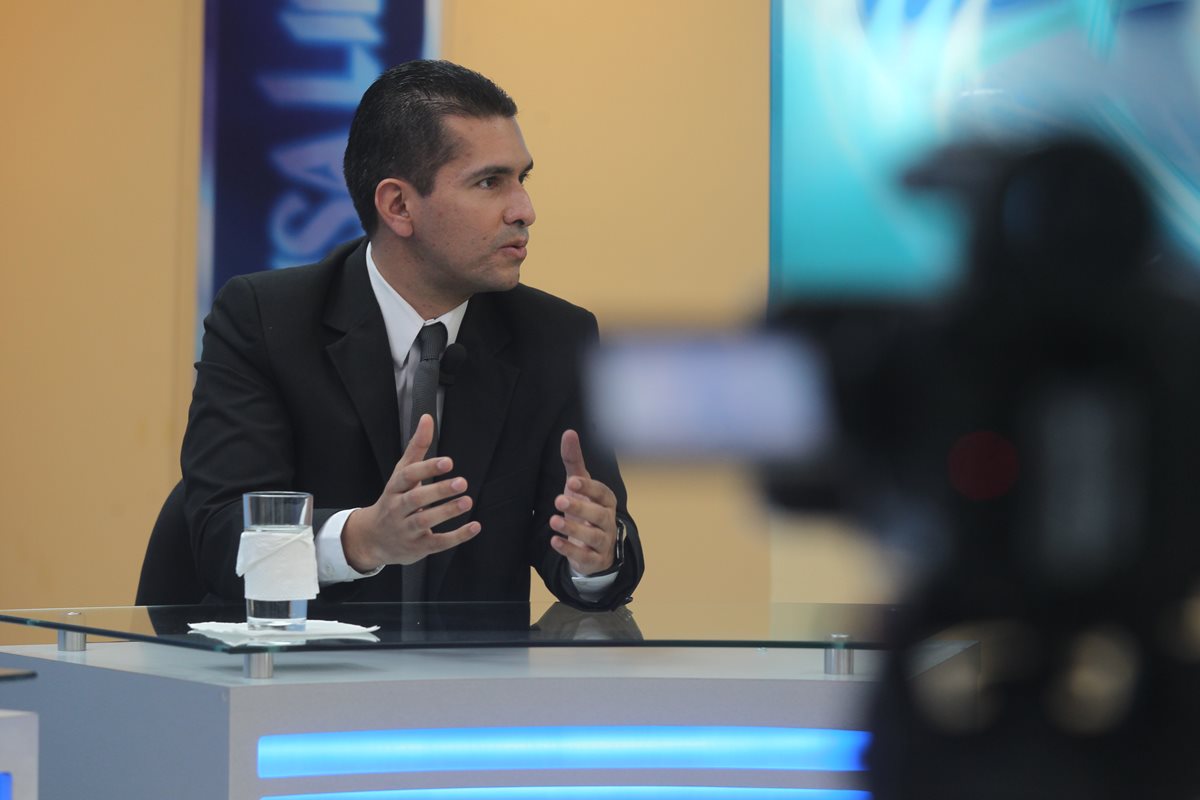 JAIME MUÑOZ, del Instituto Nacional de Administración Pública —al centro—, conversa con los periodistas Ben Kei Chin y Álex Rojas, durante el programa Decisión Libre.