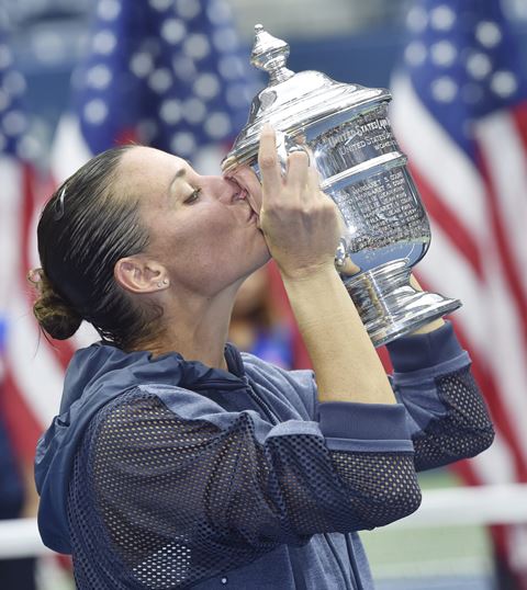 Flavia Pennetta besa el trofeo de primer lugar del US Open (Foto Prensa Libre:EFE)