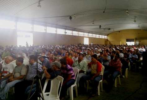 Entre 2 mil transportistas participaron en asamblea. (Foto Prensa Libre: Byron Vásquez)