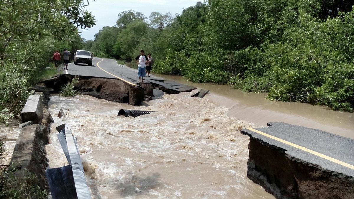 Trecho de unos 50 metros de longitud se hundió ha causa de las correntadas de la noche del lunes. (Foto Prensa Libre: Oswaldo Cardona)