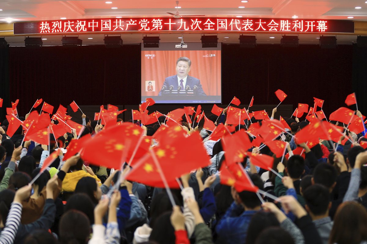 Estudiantes agitan banderas durante el discurso del presidente chino, Xi Jinping. (Foto Prensa Libre: AP)