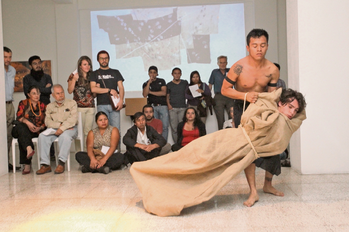 "En tanto   vivimos con el alma rota, aquí nos acechan y nos espían",  se lee en esta obra de  Ruiz.