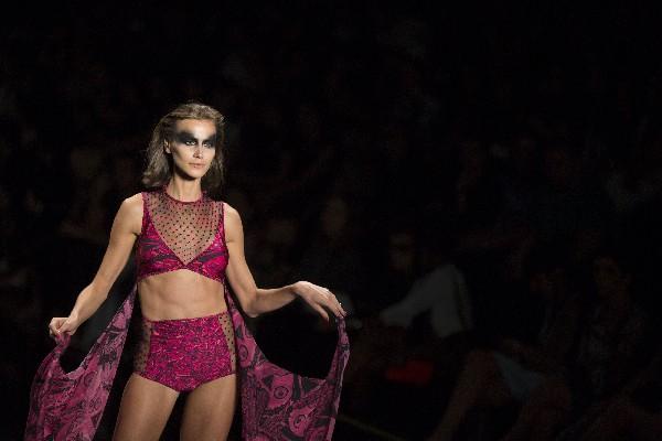 Modelos presentan creaciones de la marca Triya,  colección de Verano 2015, en la Semana de la Moda de Río de Janeiro, Brasil. (Foto Prensa Libre: AP)
