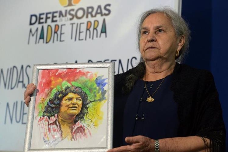 La madre de Berta Cáceres, Austra Berta Flores, sostiene un retrato de la activista en septiembre del 2016. (Foto Prensa Libre: AFP)
