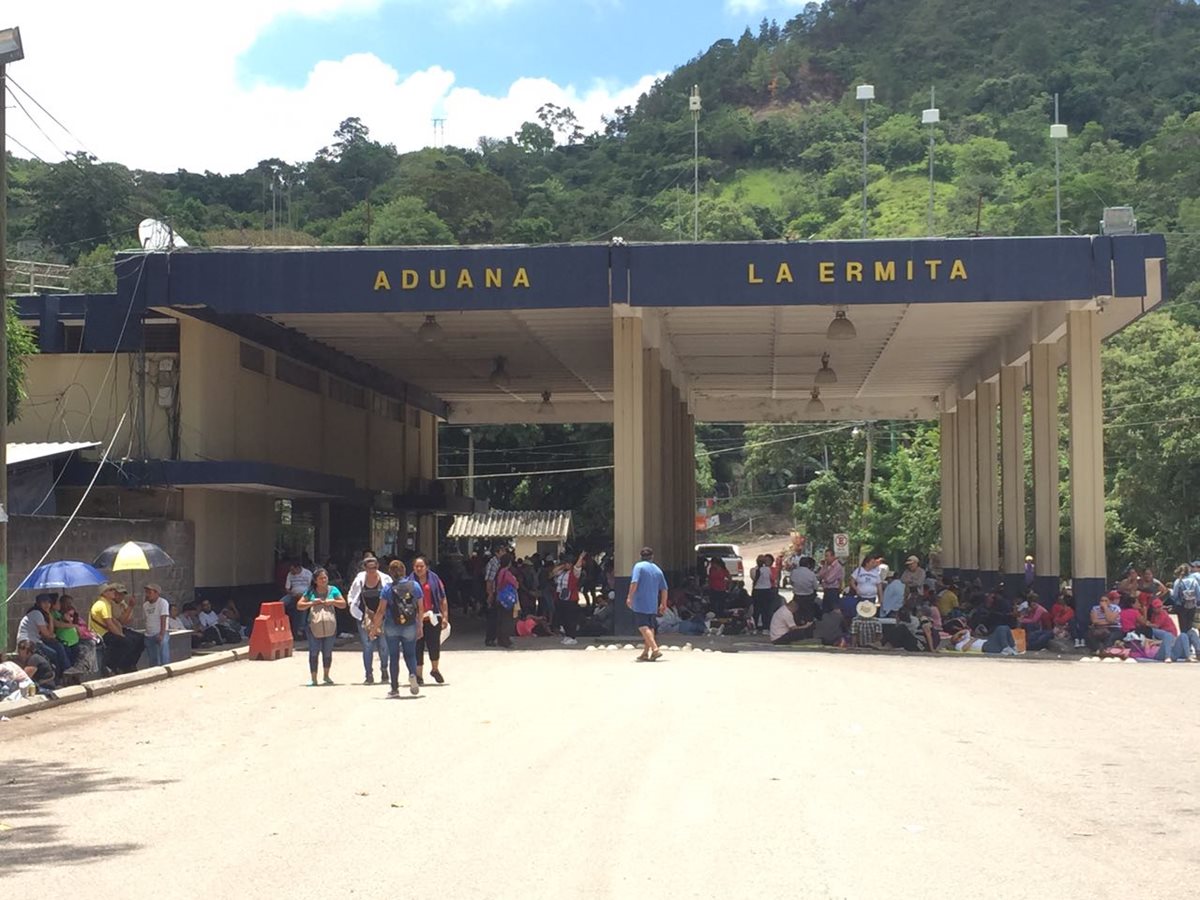Maestros bloquean la Frontera La Ermita en el municipio de Concepción Las Minas, Chiquimula, adyacente a El Salvador. (Foto Prensa Libre: Mario Morales)