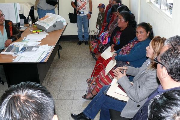 Empleados del Mides y coordinadores asisten a la audiencia conciliatoria. (Foto Prensa Libre: Óscar Figueroa)<br _mce_bogus="1"/>