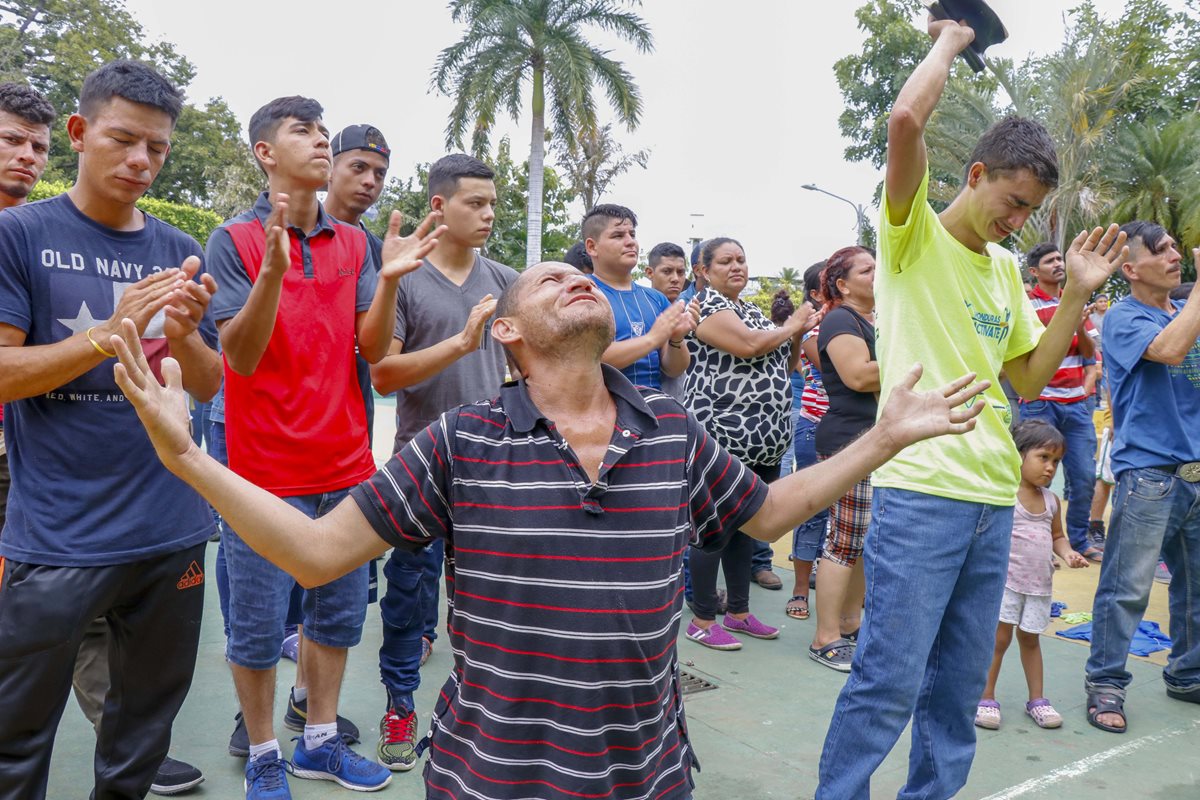 Migrantes hondureños llegan a Tecún Umán, San Marcos, y pretenden atravesar la frontera con México. (Foto Prensa Libre: Rolando Miranda)