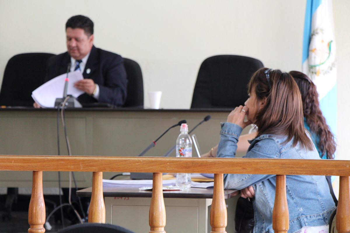 Priscila del Rosario Pineda Marroquín, acusada de robo de medicinas,escucha condena en un tribunal de Totonicapán. (Foto Prensa Libre: Édgar Domínguez)