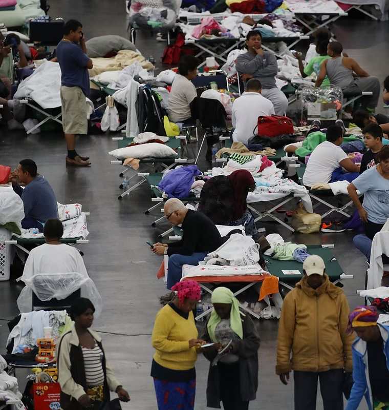 El centro de convenciones de George R. Brown llenó la capacidad ya ha recibido más de 9 mil evacuados. (AFP).