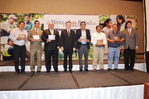 Alcaldes de Santa Rosa y representantes de la mina San Rafael, durante la entrega de regalías.