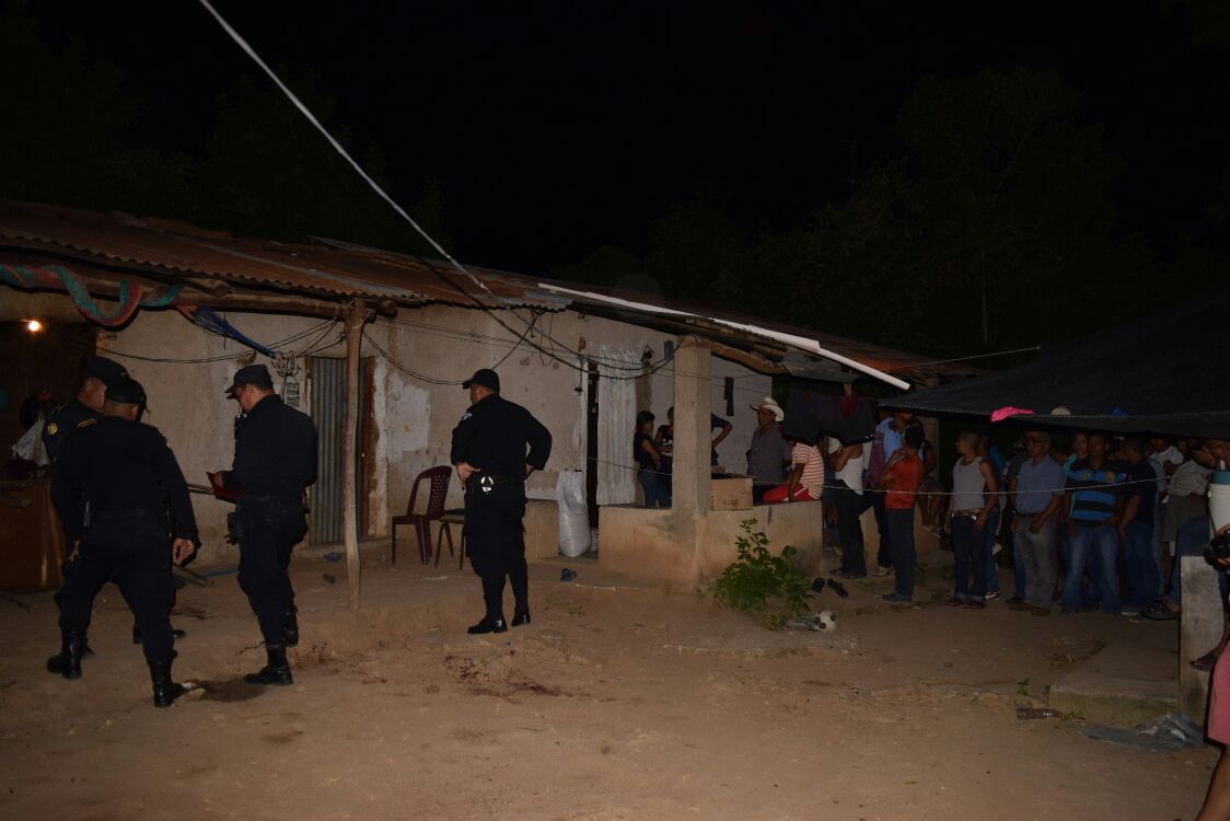Vecinos llegan a la vivienda de Orbelinda Morales Molina, de 40 años, quien habría sido asesinada por su exesposo, en la aldea Tablones, Zacapa. (Foto Prensa Libre: Mario Morales)