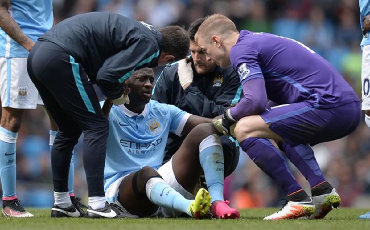 Yayá Touré se lesionó en la goleada del Manchester City 4-0 sobre el Stoke City, en la Liga Premier Inglesa. (Foto Prensa Libre: AFP)