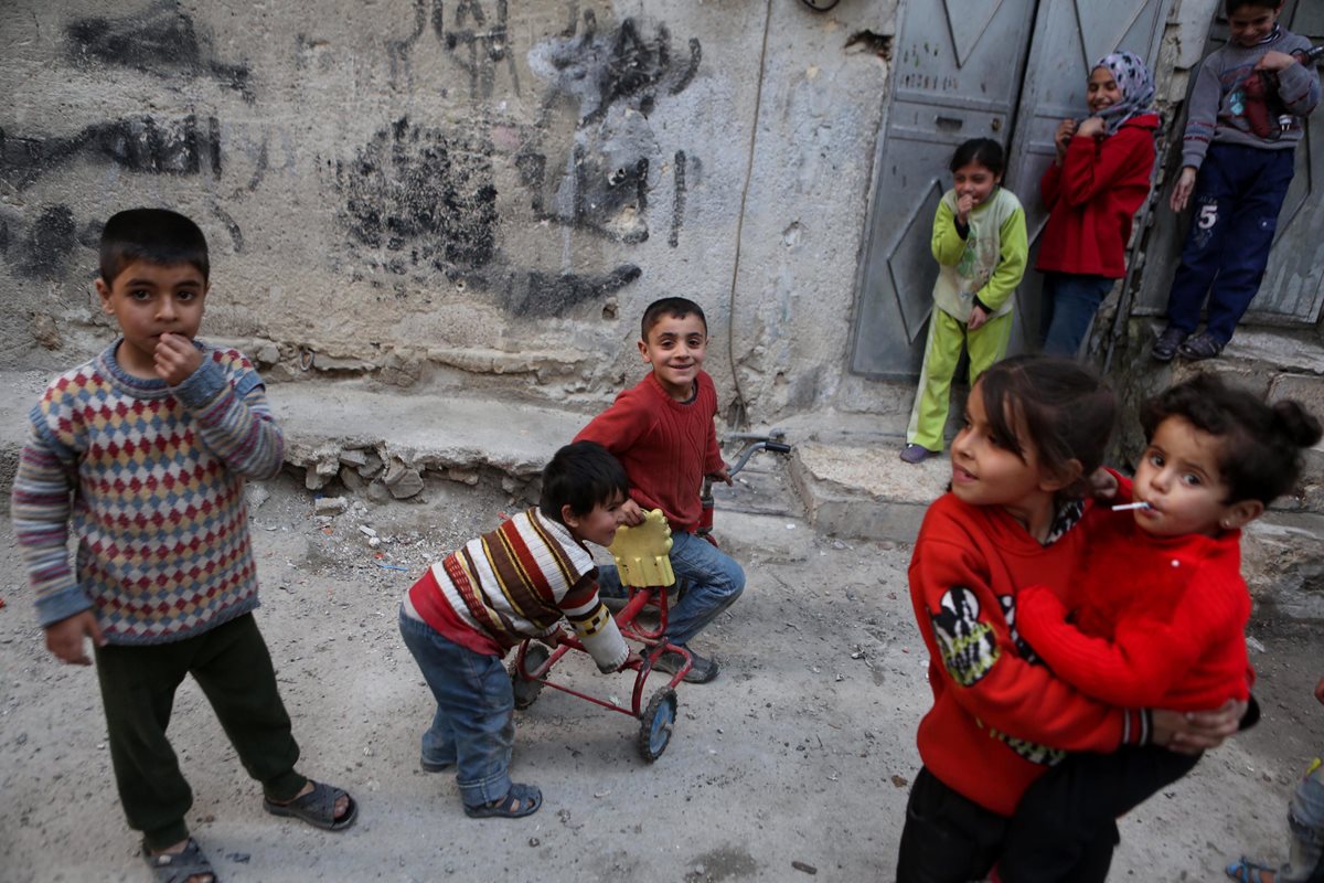 Niños sirios salen a jugar en zonas de Damasco donde el sábado entró en vigencia un alto el fuego entre el Gobierno y rebeldes. (Foto Prensa Libre: AFP)