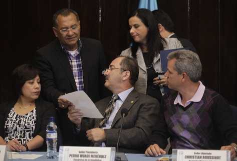 Pedro Muadi -sentado, al centro- revisa la propuesta con Arístides Crespo, ambos del PP.