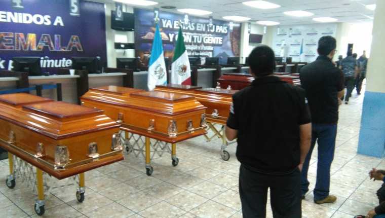 Los cuerpos de los seis guatemaltecos fueron entregados a familiares. (Foto Prensa Libre:)