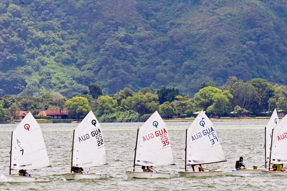 cada tarde de sábado se puede apreciar el desfile de veleros en Amatitlán. En la fotografía, las embarcaciones de Sunfish. (Foto Prensa Libre: Norvin Mendoza)