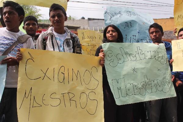 Estudiantes y padres de familia  de escuelas participan en  manifestación.