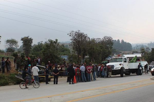 Un accidente entre un picop y un camión ocurrió en la ruta Interamericana, en Chimaltenango. (Foto Prensa Libre: José Rosales)<br _mce_bogus="1"/>