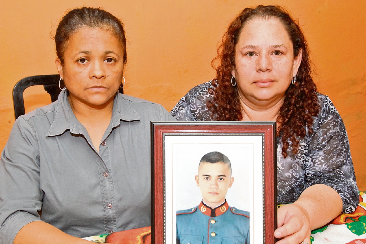 ANA Domínguez de Leonardo y su cuñada Ana María Leonardo sostienen la fotografía del cadete de la Escuela Politécnica Luis Leonel Leonardo Domínguez.