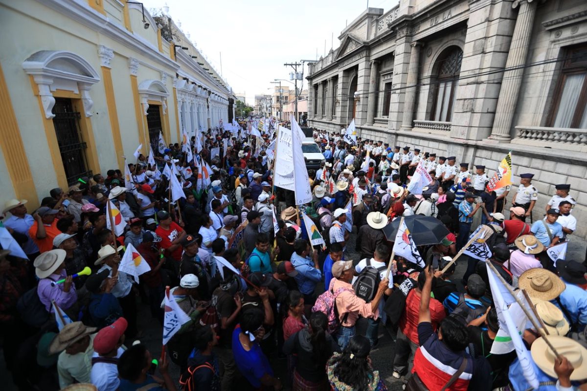 Cientos de campesinos llegan a la Plaza de la Constitución, zona 1. (Foto Prensa Libre: Estuardo Paredes).