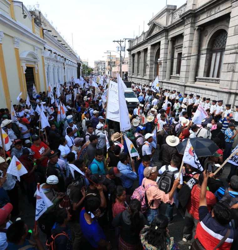 Cientos de campesinos llegan a la Plaza de la Constitución, zona 1. (Foto Prensa Libre: Estuardo Paredes).