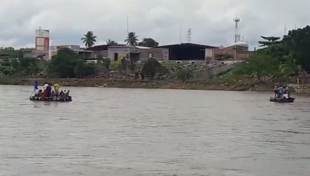 Algunos hondureños cruzan en balsa el río Suchiate para pasar a lado mexicano. (Foto Prensa Libre: Whitmer Barrera)
