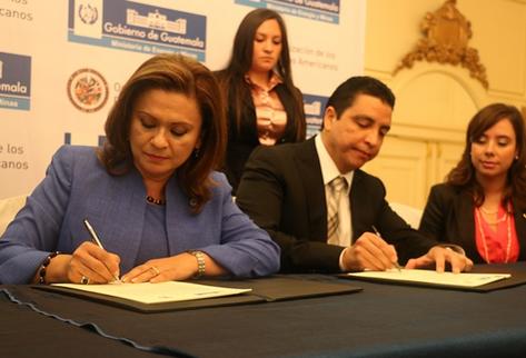 Milagro Martínez,  representante de la OEA en Guatemala, y Erick Archila, ministro de Energía y Minas, firmaron ayer el convenio. (Foto Prensa Libre: cortesía Mem)