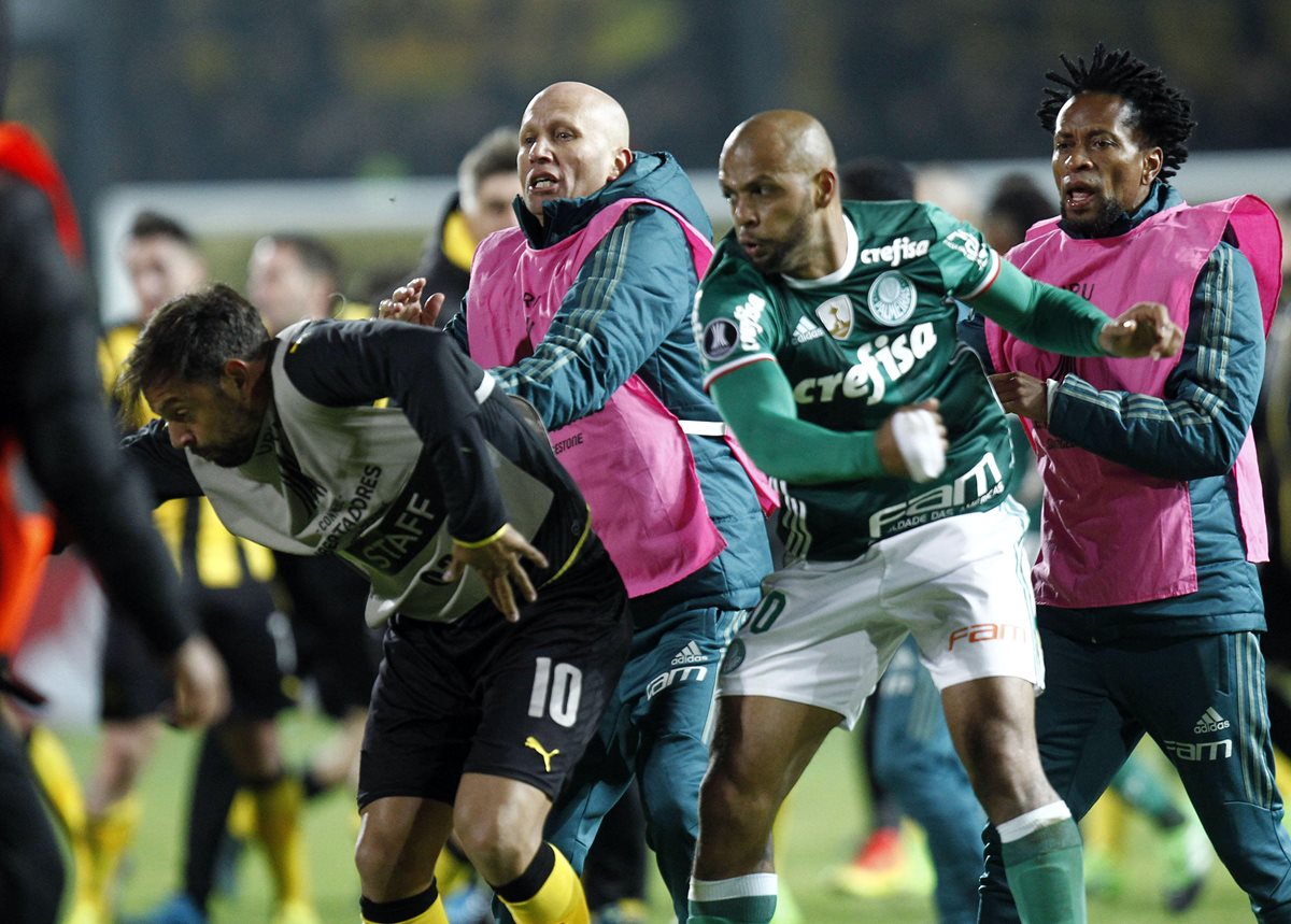 Jugadores se enfrentaron en el terreno de juego y la Conmebol suspendió a los involucrados. (Foto Prensa Libre: AFP)
