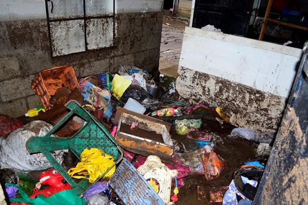 Los pobladores de la comunidad Los Encuentros, en Salamá resultaron afectados por una inundación de lodo a causa de las lluvias. (Foto Prensa Libre: Carlos Grave)