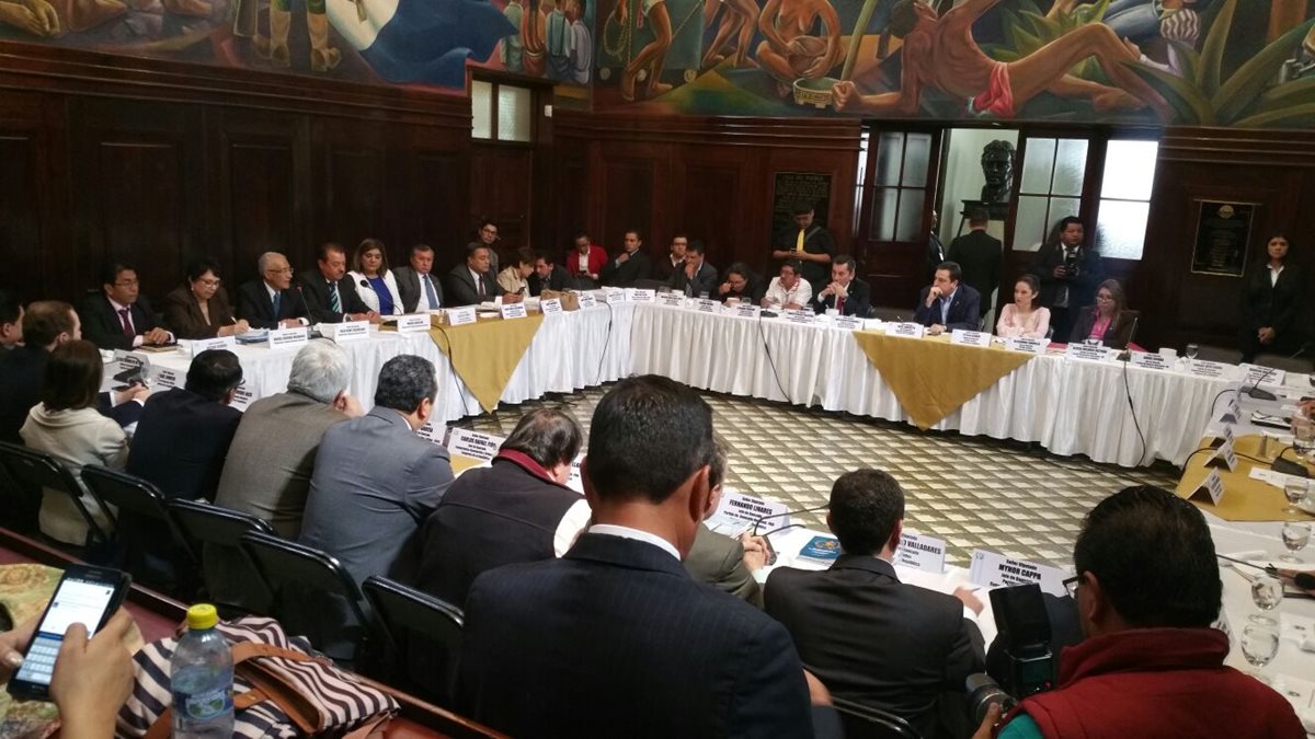 Jefes de bloques se reunieron con magistrados del Tribunal Supremo Electoral que pidieron la aprobación de las reformas. (Foto Prensa Libre: Jessica Gramajo)