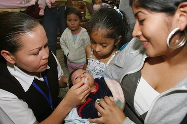El esquema de vacunación comienza a los seis meses de edad y debe estar completo para evitar el contagio de varias enfermedades. (Foto Prensa Libre: Hemeroteca PL)