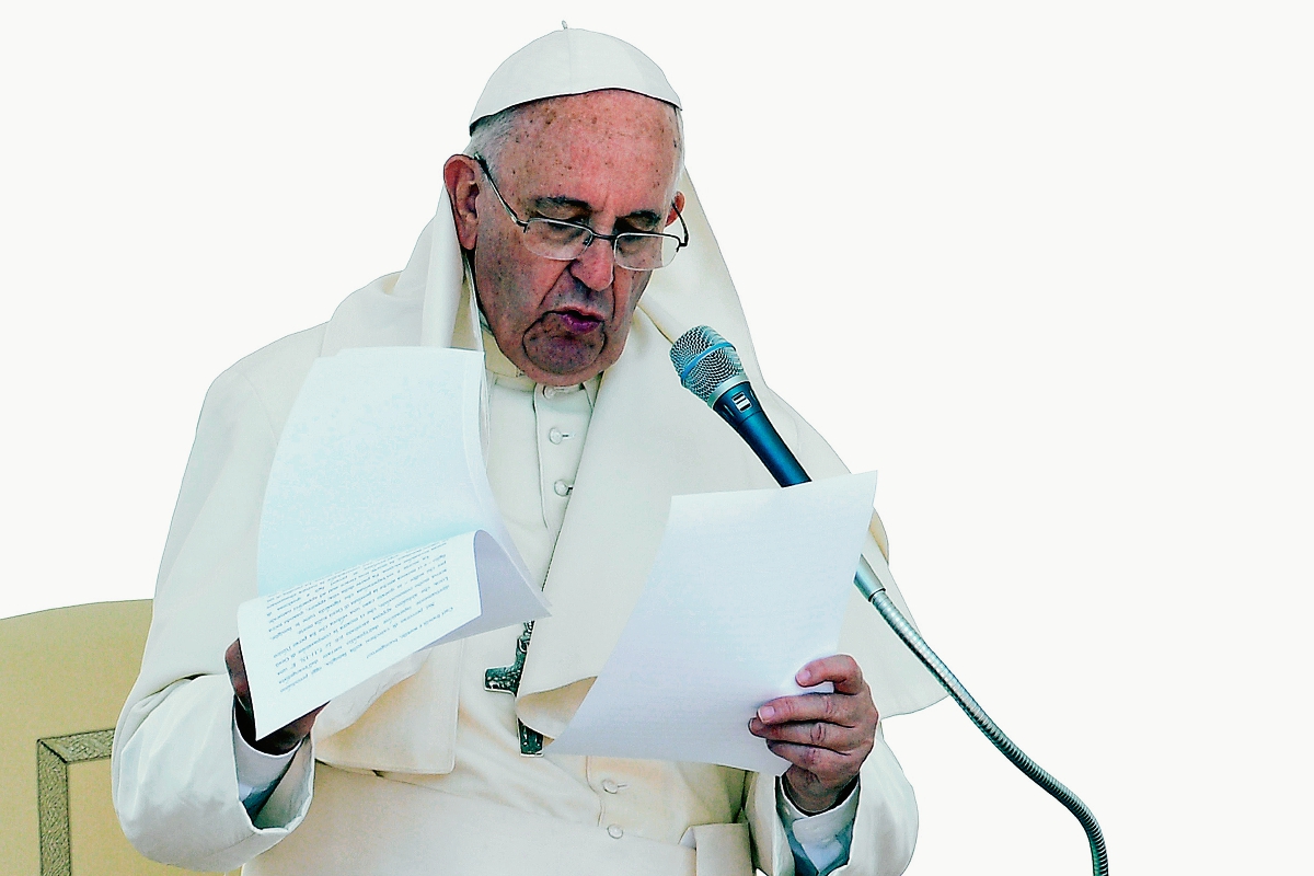 El papa Francisco lee su discurso durante la audiencia general de los miércoles llevada a cabo en El Vaticano. (Foto Prensa Libre: AFP).