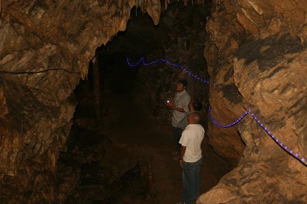 Los visitantes tienen la oportunidad de observar las formaciones de estactitas y estalagmitas. (Foto Prensa Libre: Ángel Martin Tax)<br _mce_bogus="1"/>