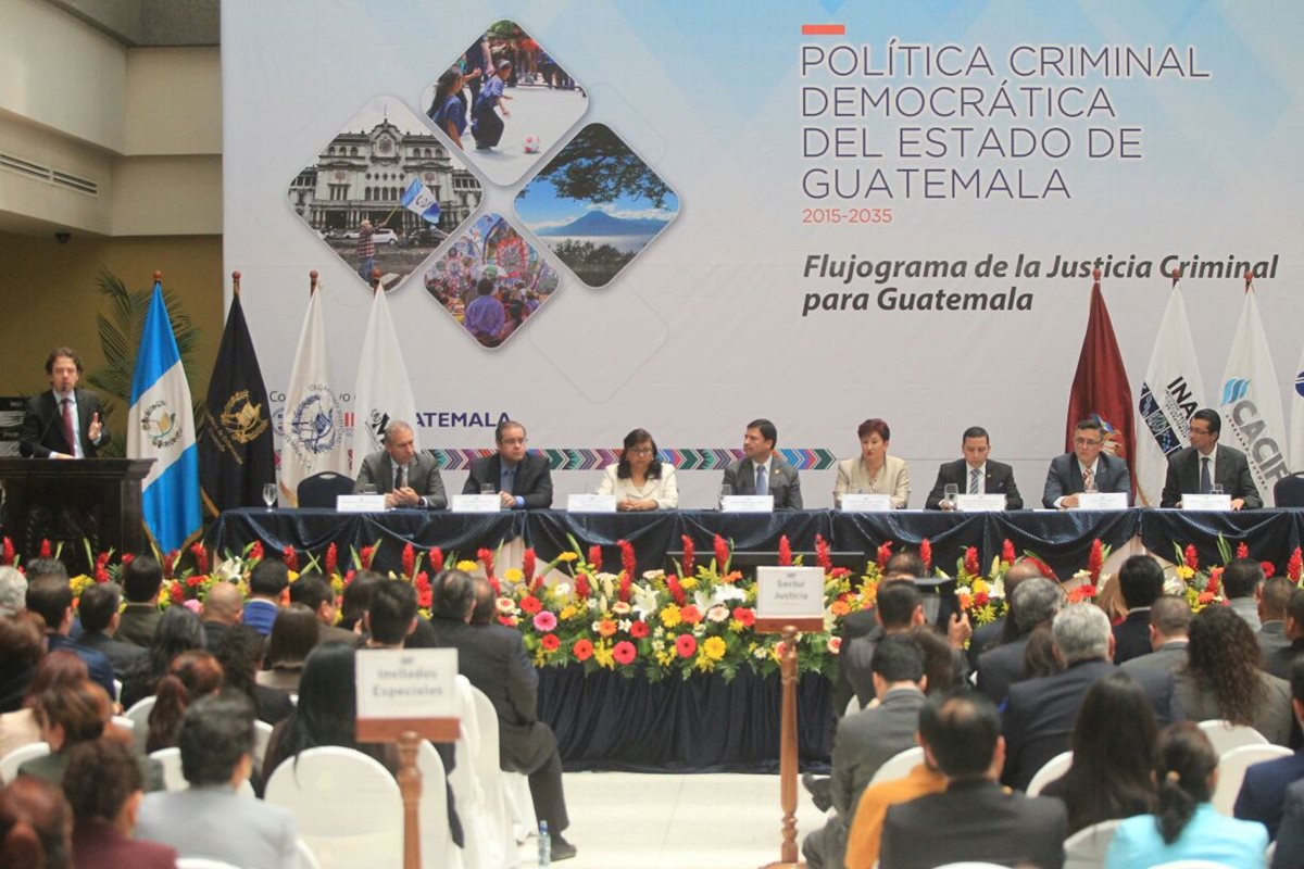 Funcionarios del sector  justicia participan en la presentación de los resultados de  herramienta. (Foto Prensa Libre: Esbín García)