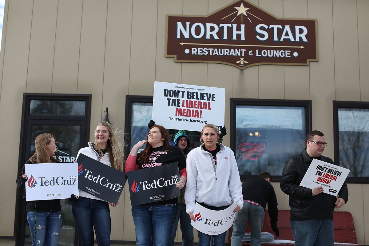 Simpatizantes apoyan a Ted Cruz en Iowa. (Foto Prensa Libre: AFP).