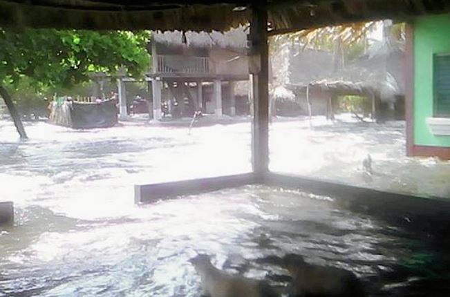El fuerte oleaje causó inundaciones y daños en sectores cercanos a la playa en aldea La Barrona, Moyuta, Jutiapa. (Foto Prensa Libre: Óscar González)