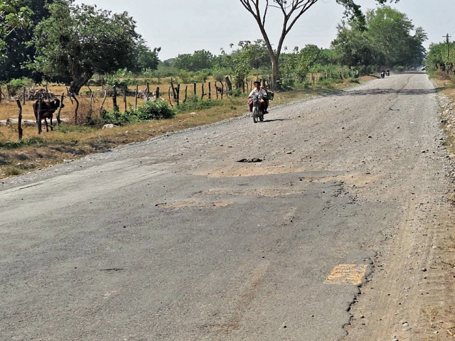 En un tramo de Moyuta, Jutiapa, el pavimento se encuentra en deterioro total, según la escala, que es cuando desaparecen las capas de asfalto. (Foto Prensa Libre: Carlos Enrique Paredes)