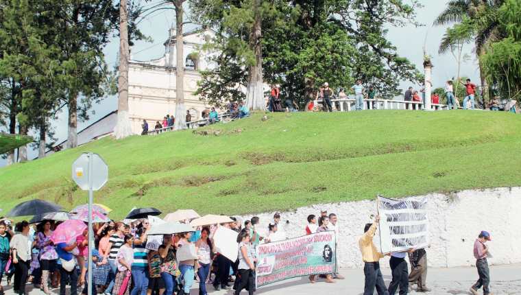 Más de 150 personas participan en la manifestación en San Juan Chamelco, Alta Verapaz. (Foto Prensa Libre: Martín Tax)