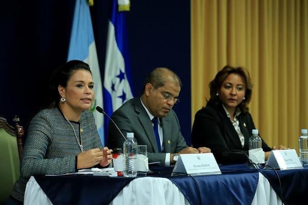 La vicepresidenta Roxana Baldetti con sus homólogos de El Salvador y Honduras presentan detalles del nuevo Plan Trifinio (Foto Prensa Libre: Vicepresidencia)<br _mce_bogus="1"/>
