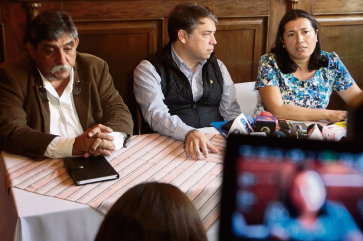 Alcaldes de los cuatro municipios afectados, durante la conferencia de prensa. (Foto Prensa Libre: Álvaro Interiano)