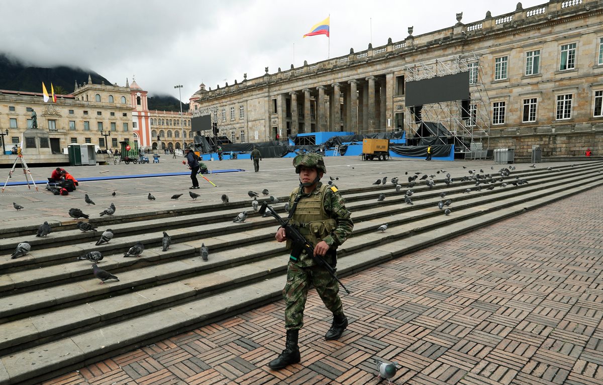 Miembros de las Fuerzas Armadas colombianas montan guardia en la Plaza de Bolívar de Bogota (Colombia), donde se realizan los preparativos para el próximo 7 de agosto, donde se traspasará la presidencia entre el actual jefe de Estado, Juan Manuel Santos, y el mandatario electo, Iván Duque. (Foto Prensa Libre: EFE)