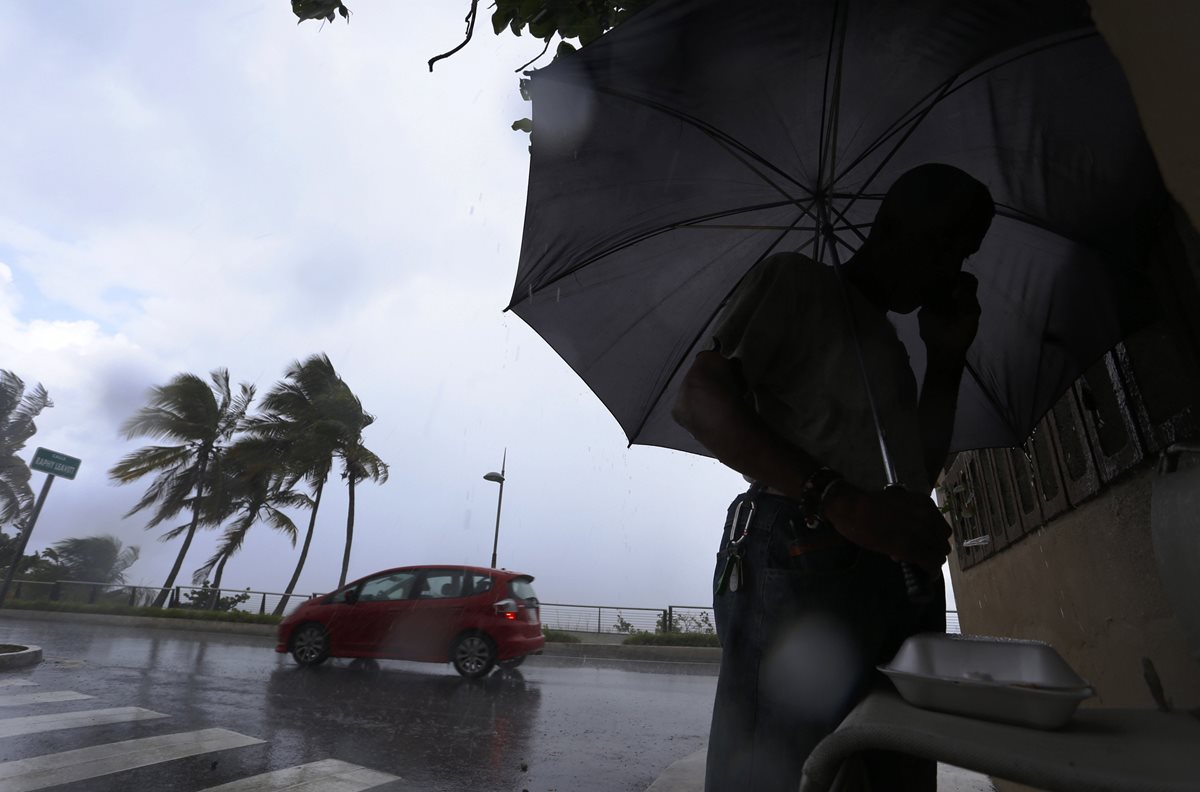 En San Juan, Puerto Rico se prepara ante el inminente paso del huracán Irma. (Foto Prensa Libre:EFE).