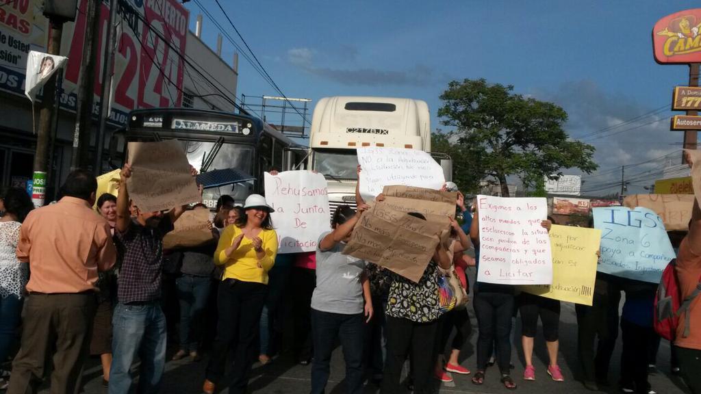 Trabajadores del Seguro Social bloquean el tránsito en la calle José Martí, zona 6. (Foto Prensa Libre: Guatevisión)