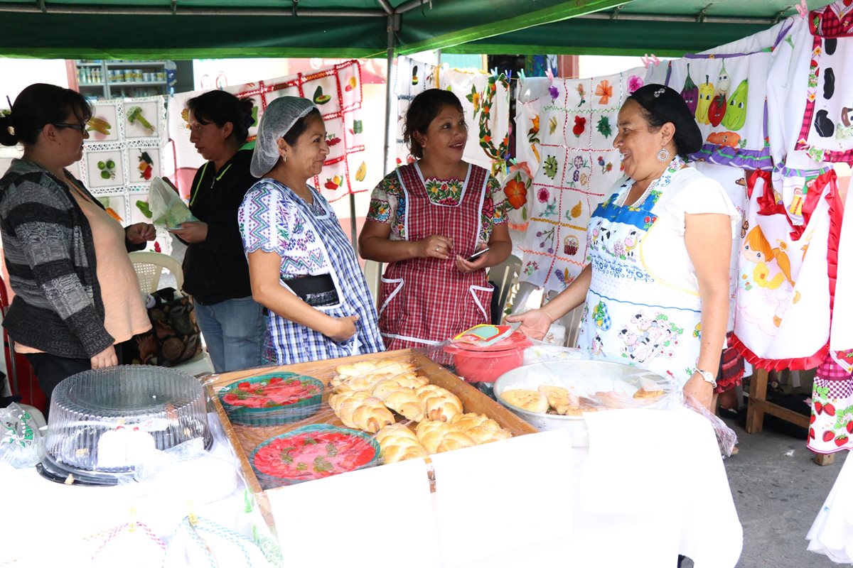 Mujeres exponen sus creaciones cerca del parque central de Xela, donde cada grupo tuvo espacio para la venta. (Foto Prensa Libre: María José Longo)
