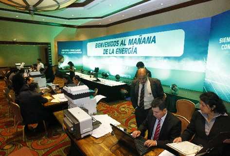 Representantes de  empresas nacionales y extranjeras acudieron ayer a firmar contratos con la EEGSA, para empezar a operar en el 2015. (Foto Prensa Libre: Hemeroteca PL)
