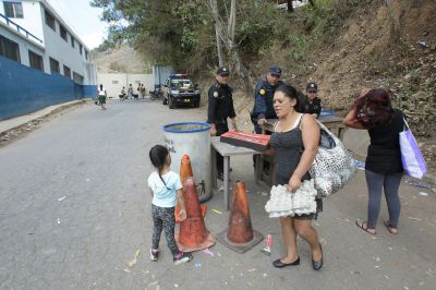 Una riña en el sector tres del Preventivo de la zona 18, dejó dos reclusos herdios. (Foto Prensa Libre: A. Interiano)