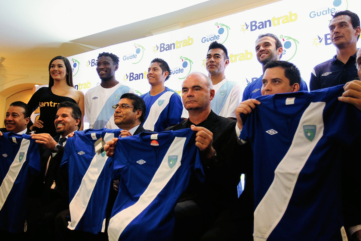 Personeros de Bantrab, de la Fedefutbol, cuerpo técnico de la Bicolor y seleccionados posan con la camisola Azul y Blanco (Foto Prensa Libre: Edwin Fajardo