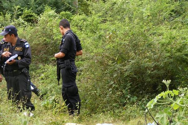 Autoridades inspeccionan el lugar donde fueron encontrados baleados los esposos, en Zacapa. (Foto Prensa Libre: Edwin Paxtor)<br _mce_bogus="1"/>
